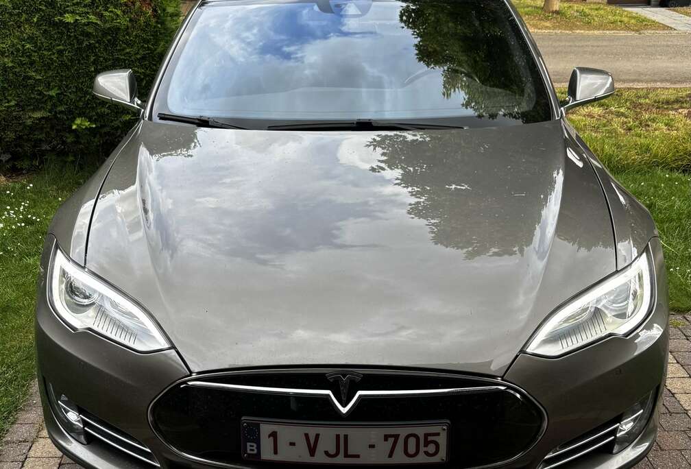 Tesla 85 kWh Dual Motor - Free Supercharging - MCU2