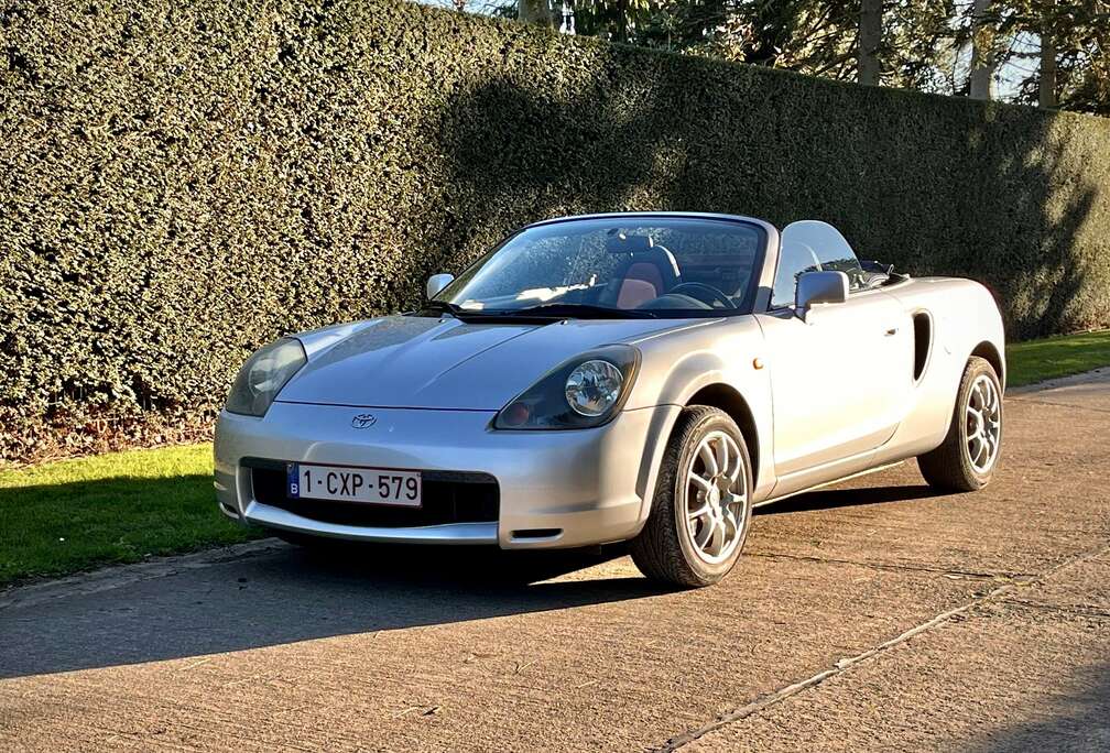 Toyota MR 2 Roadster met vernieuwd lederen interieur