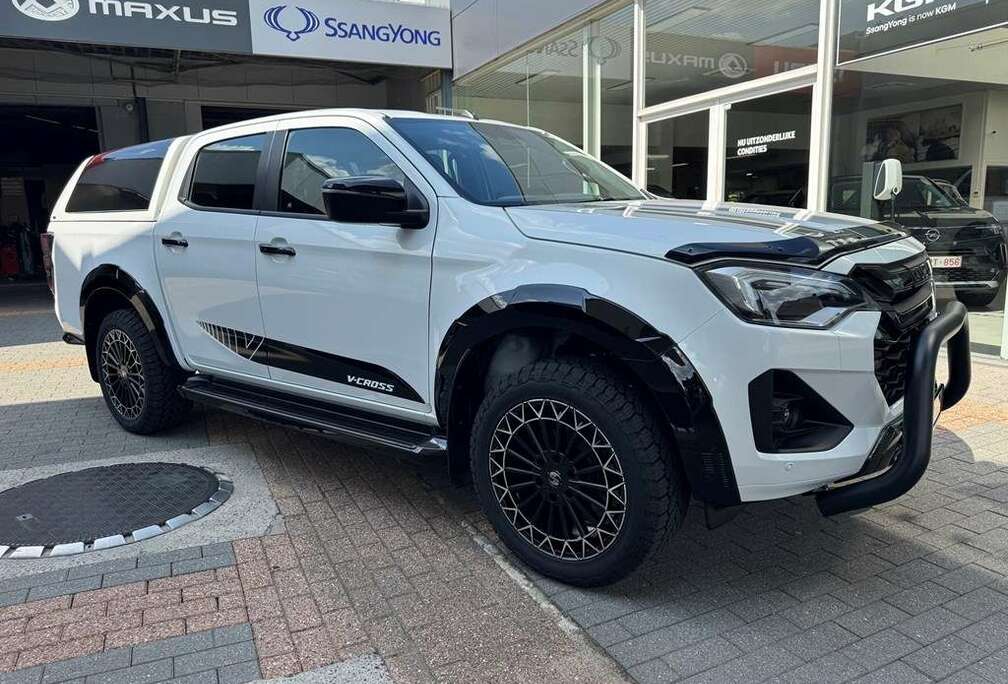 Isuzu V-Cross Blackpack