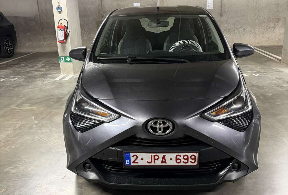 Toyota x-shift x-play