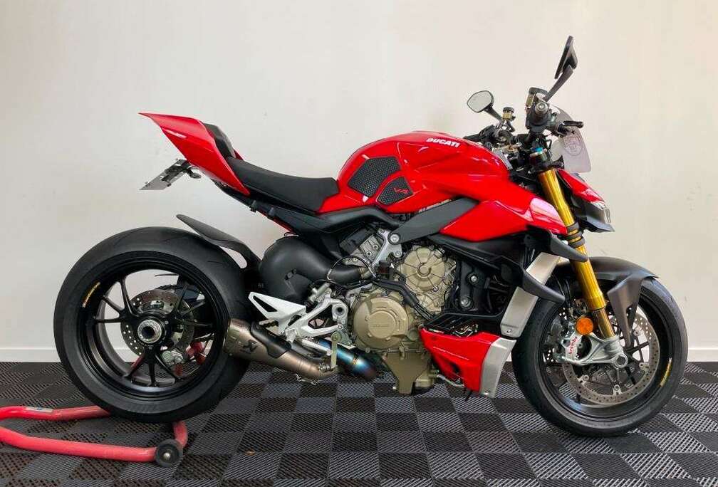 V4S + ligne Akrapovic