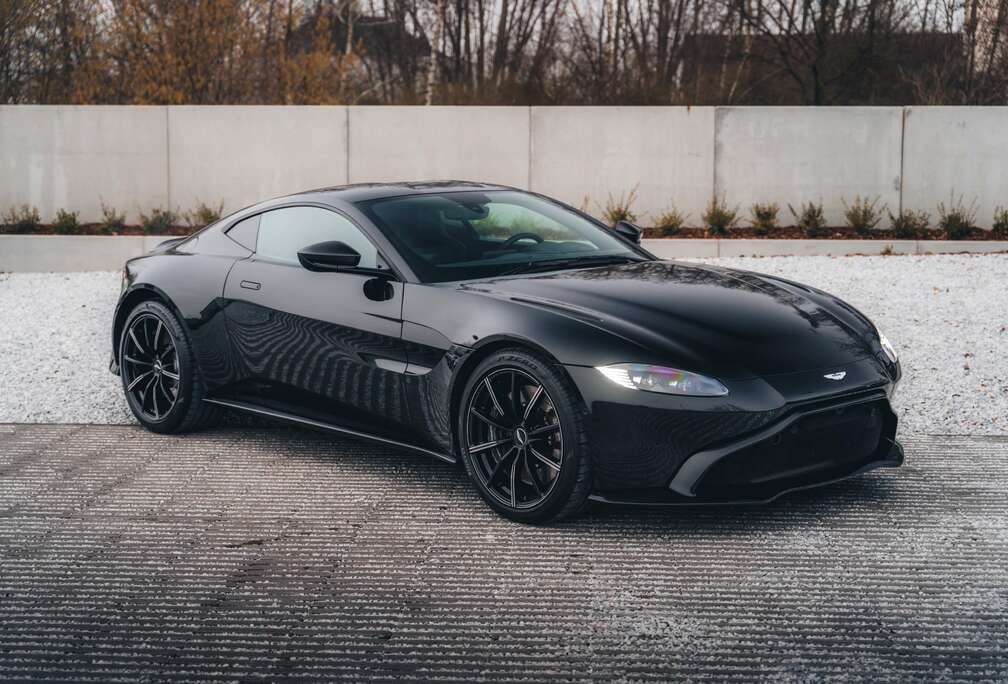 Aston Martin Vantage / Onyx Black / Black Pack