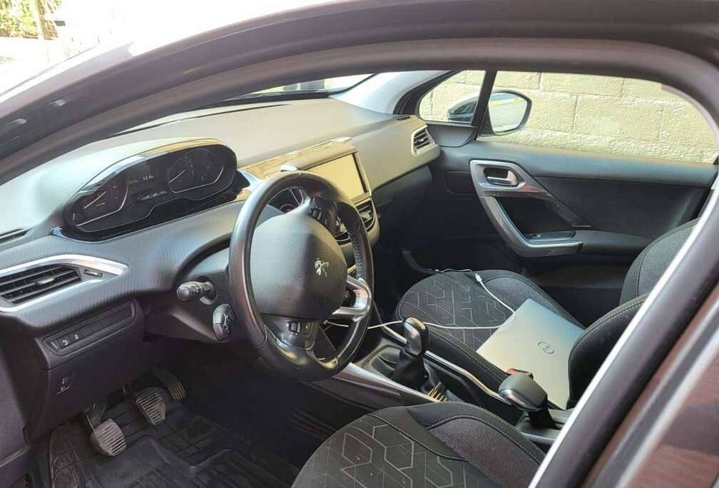 Peugeot 2008 1.2i PureTech Allure