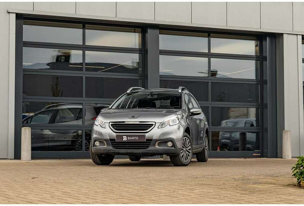 Peugeot 1.2 Benz - Navi - Trekhaak - Airco - Parkeersens.