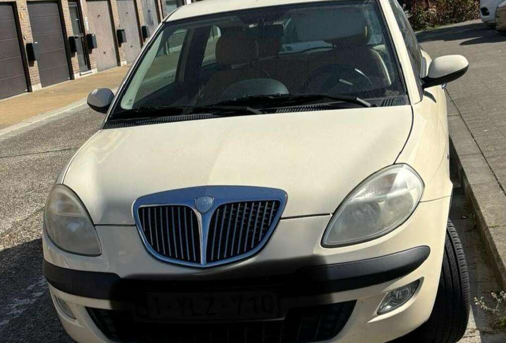 Lancia Ypsilon 1.4i 16v New Platino