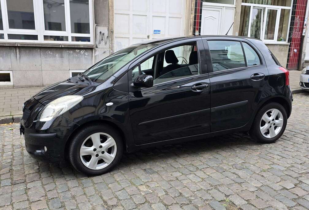 Toyota Yaris 1.3i VVT-i     prêt à immatriculé