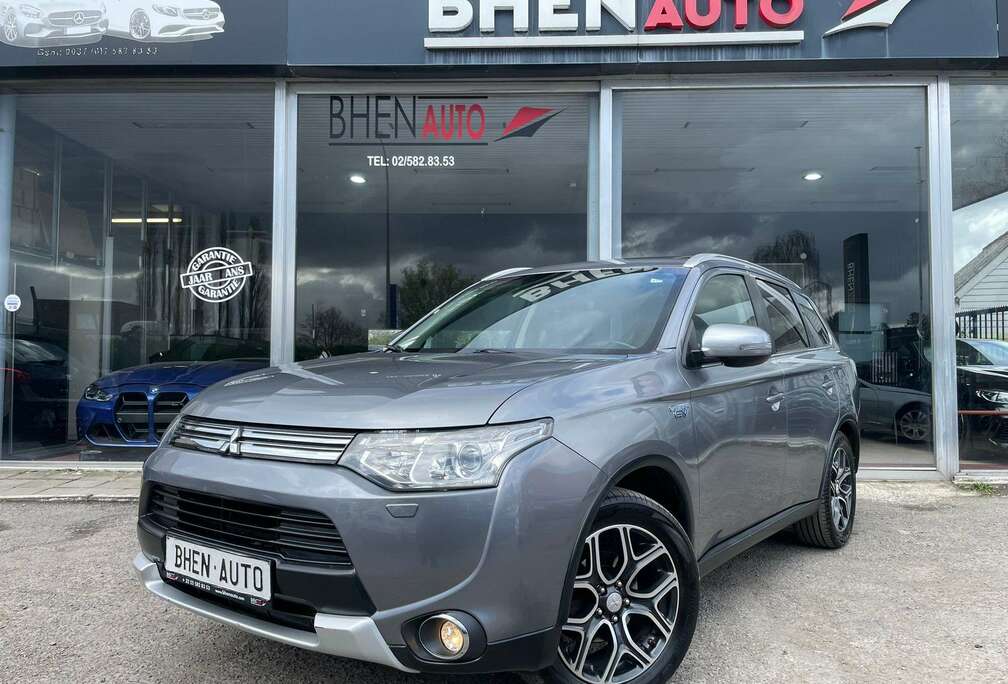 Mitsubishi Outlander 2.0i 4WD/NAVI/CAMERA/LED/TOIT PANO