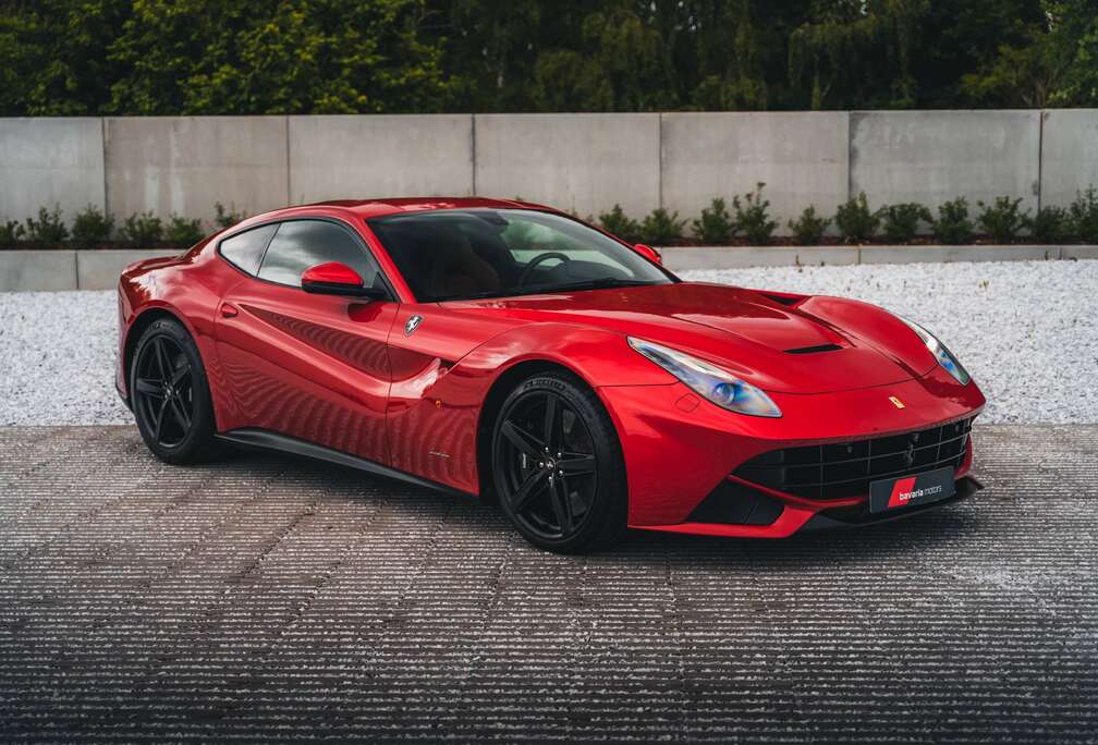 Ferrari Berlinetta / Atelier / Rosso Fuoco / Carbon / Lift / Pass. Display
