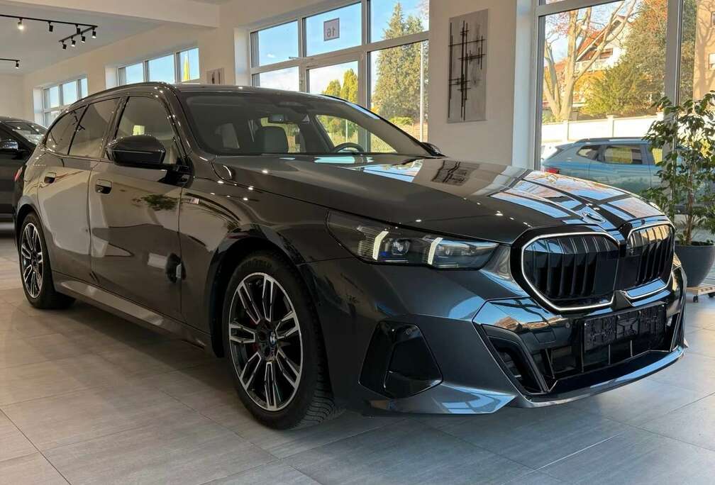 BMW E PLUG IN TOUR M-SPORT PRO 299PK PANO/B&W/TREK-25%