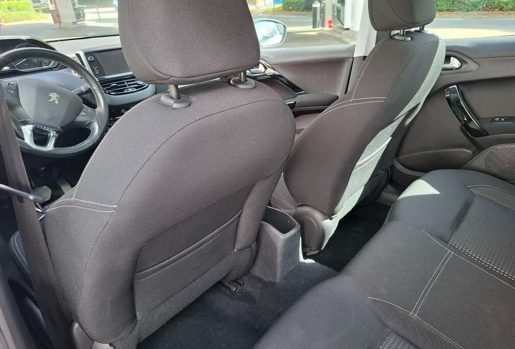 Peugeot 208 1.2 PureTech Signature S Entretiens et courroie OK