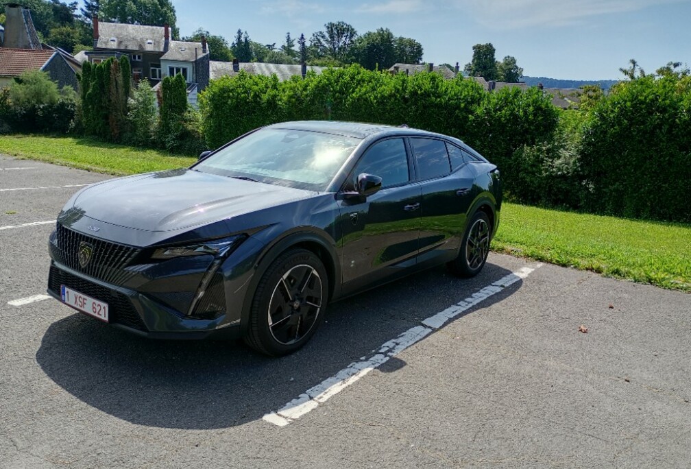 Peugeot 408 avec 7200 kms, en excellent état, full