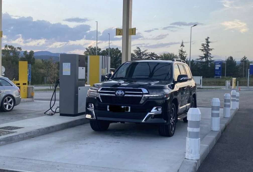 Toyota 5.7L V8 Toyota Land Cruiser.