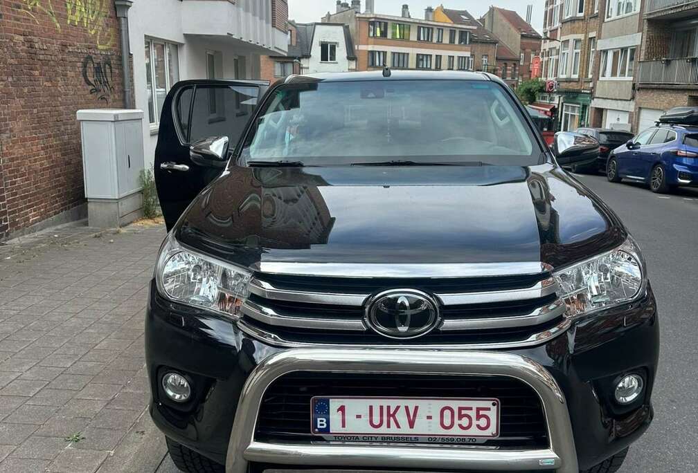Toyota 2.4 D-4D 4WD Invincible50 Matt Black