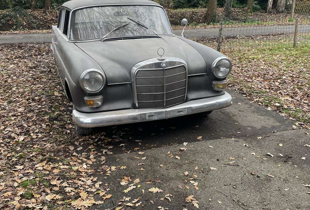 Mercedes-Benz w110 heckflosse