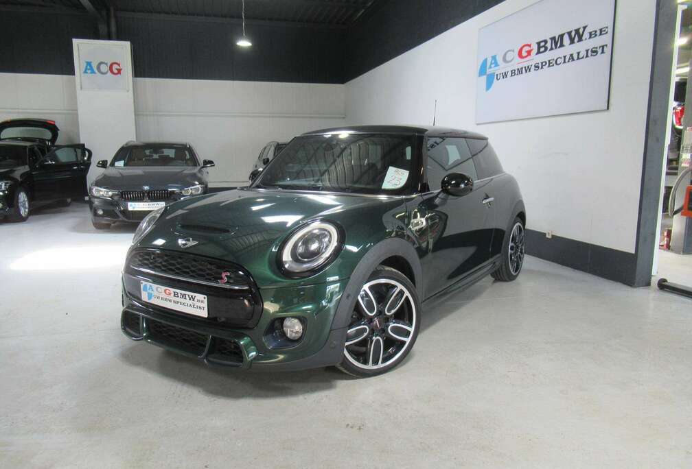 MINI JCW Coopers S Prachtige combinatie British Racing Green met bruin leder Head Up JCW uitlaat Navi DAB Harman kardon