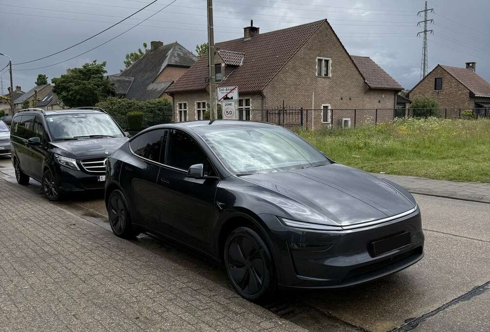 Tesla 83.1 kWh Long Range RWD Premium
