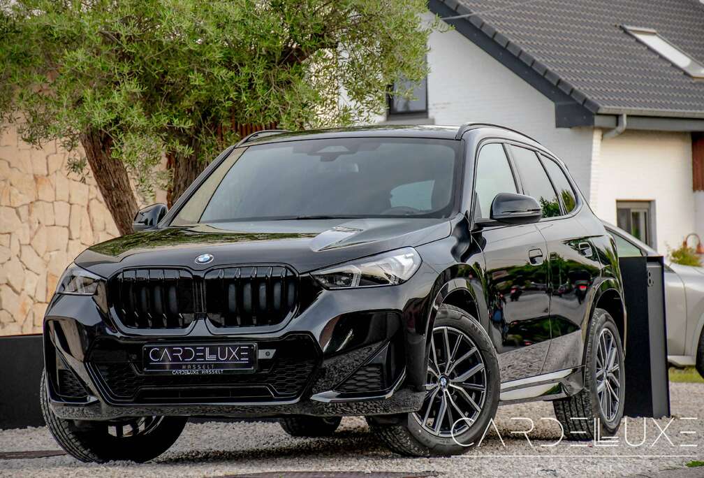 BMW X1 1.5iA SAPHIRE / BLACK GRILL  M PACK !!!! CAMERA / GETINTE RUITEN / KEYLESS / LED