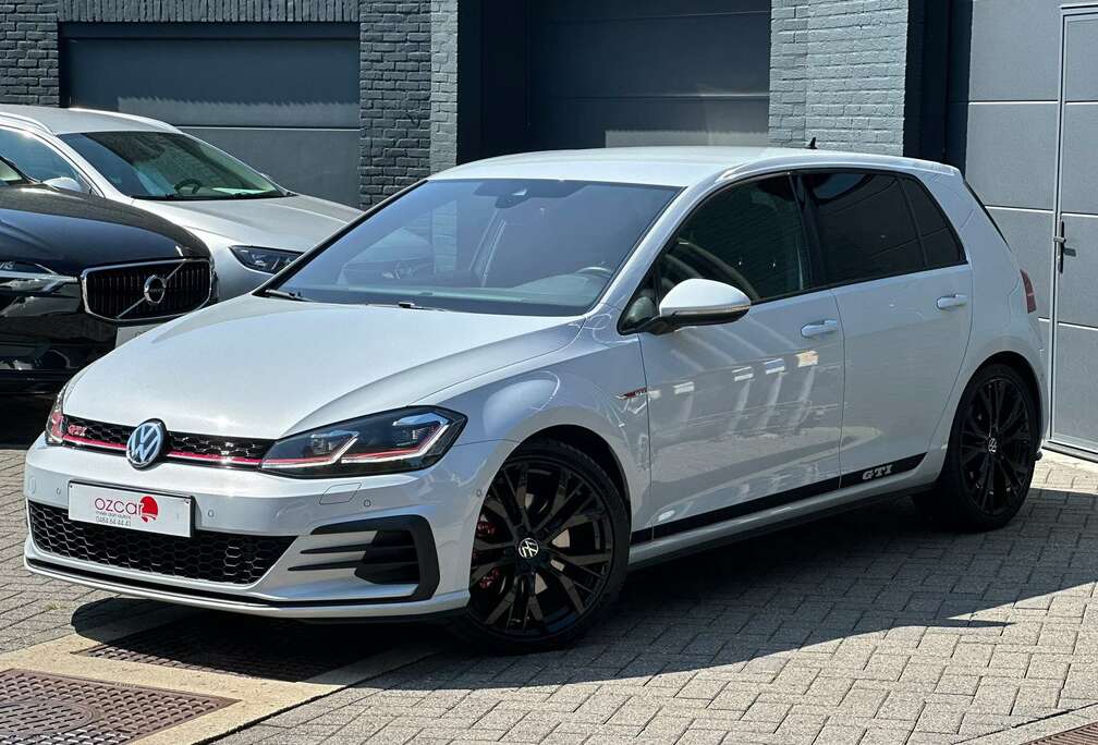 Volkswagen 2.0 TSI DSG 230pk / Performance Look / White Silver Metallic / Navi / Stoelverwarming / Camera / 19\'\' / Topstaat / Garant
