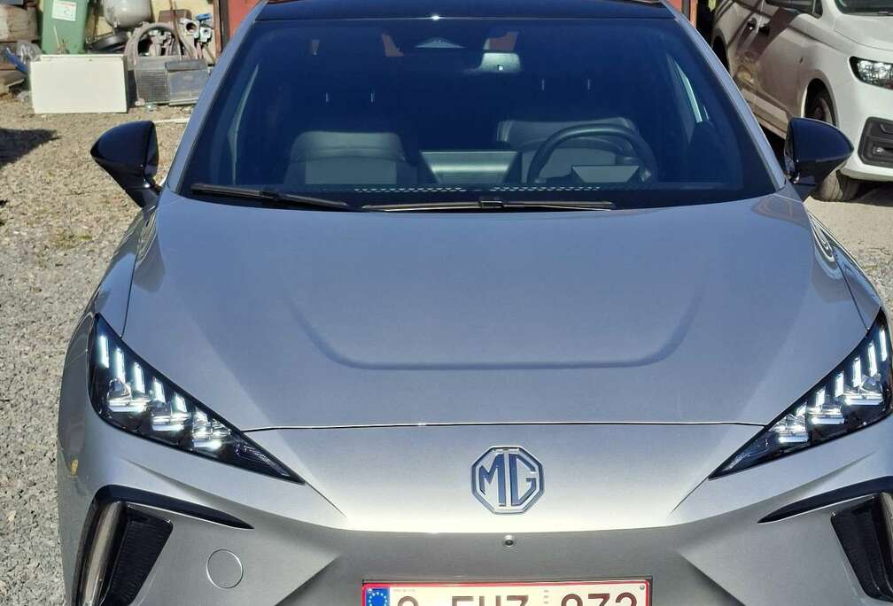 MG 64 kWh Luxury