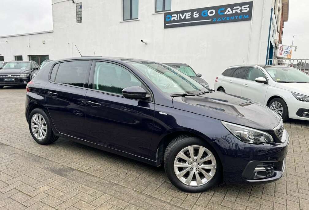 Peugeot Style 1.2i Benzine - CarPlay ** 1 JAAR GARANTIE **