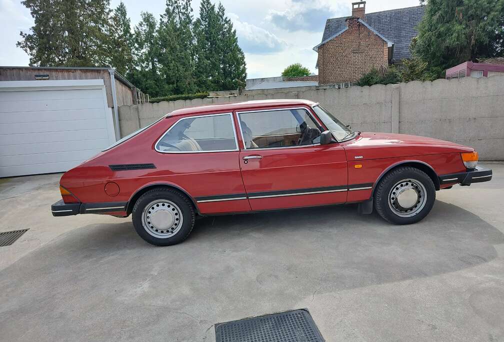 Saab 900 i