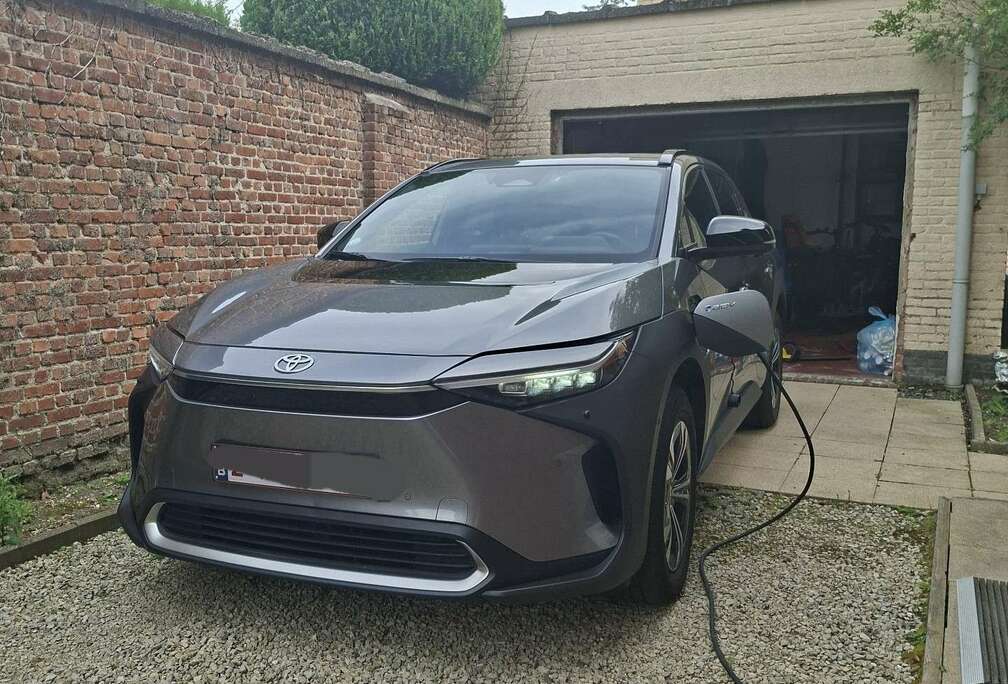 Toyota 71.4 kWh 2WD Business Plus