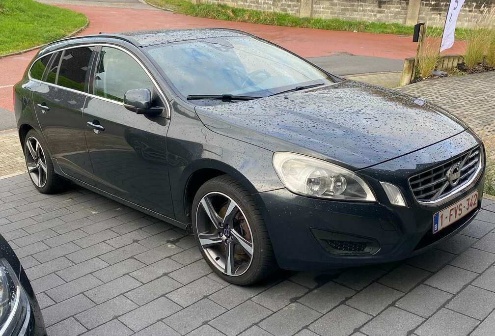 Volvo 2.0 D3 5 cylindres Momentum jantes R-design