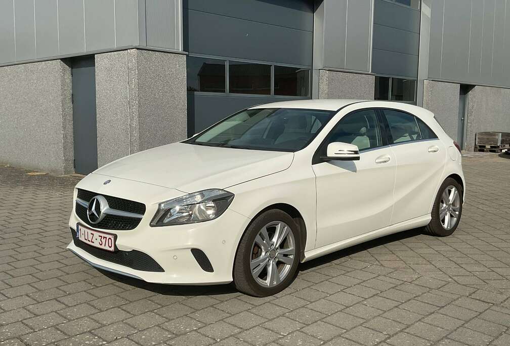 Mercedes-Benz Progressief * Navigatie * Spiegelpakket * Parkeersensoren * Memorypakket