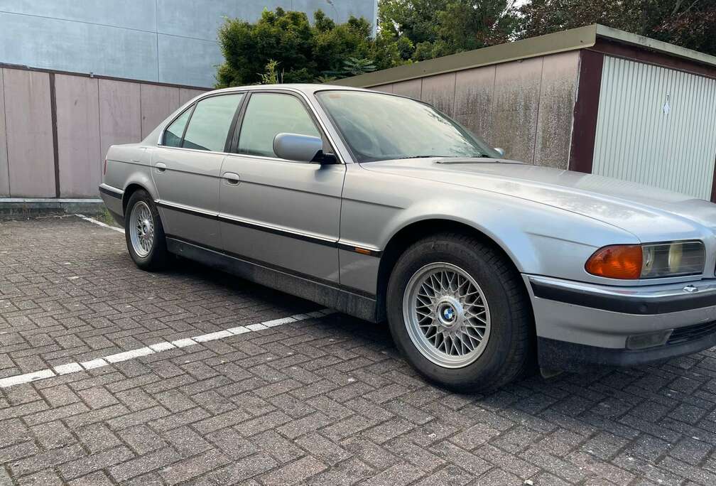 BMW 740i V8