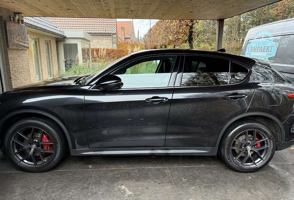 Alfa Romeo 2.0 Turbo 16V AT8-Q4 First Edition