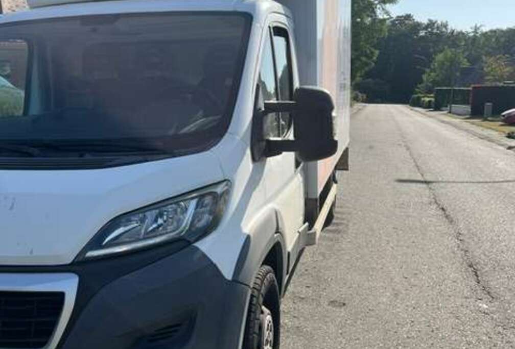 Peugeot chassis cabine met meubelbox