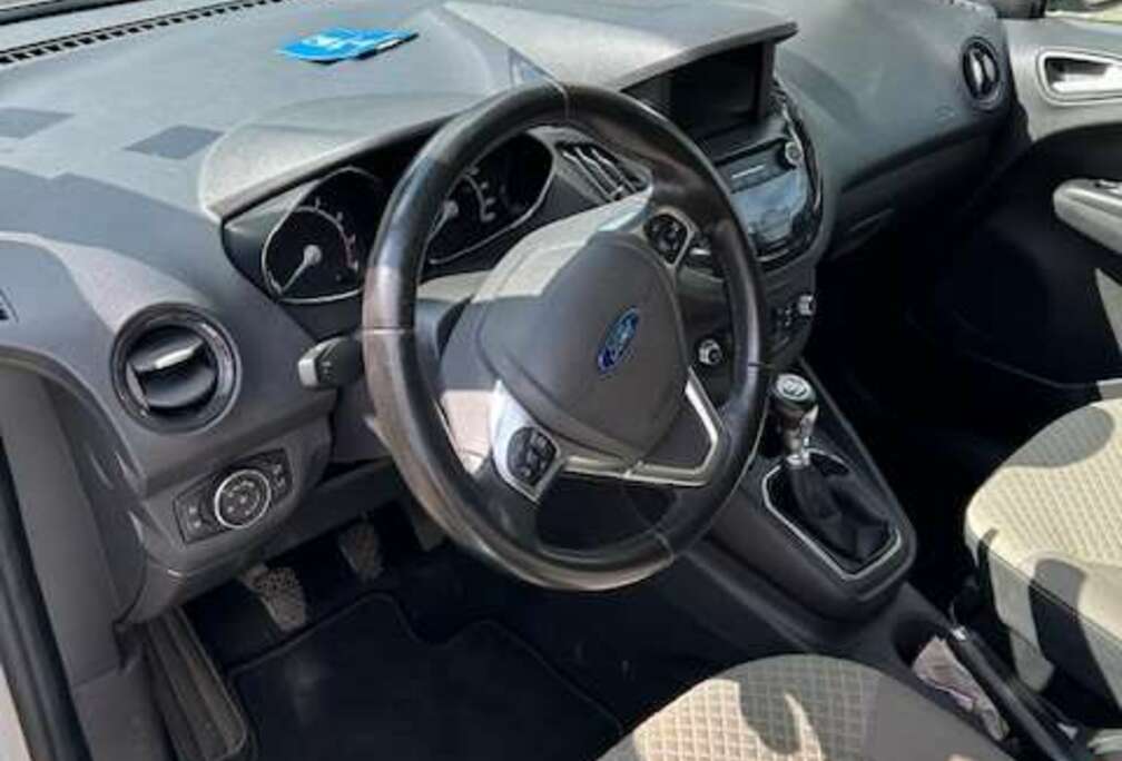 Ford Tourneo Courier 1.0 EcoBoost Titanium