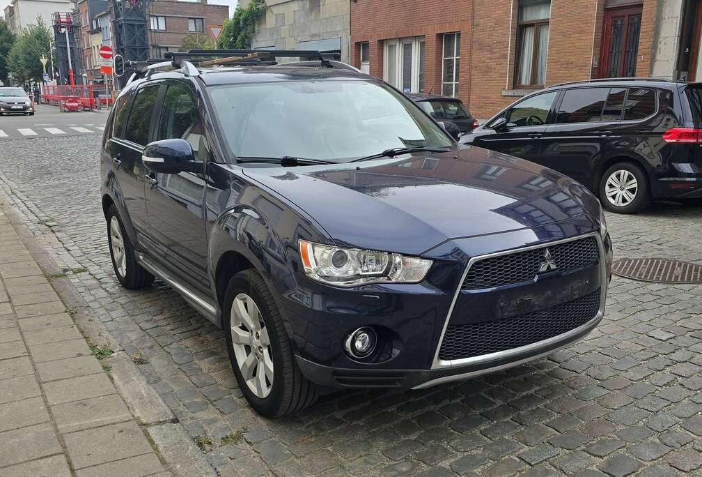 Mitsubishi Outlander  4WD      7 place