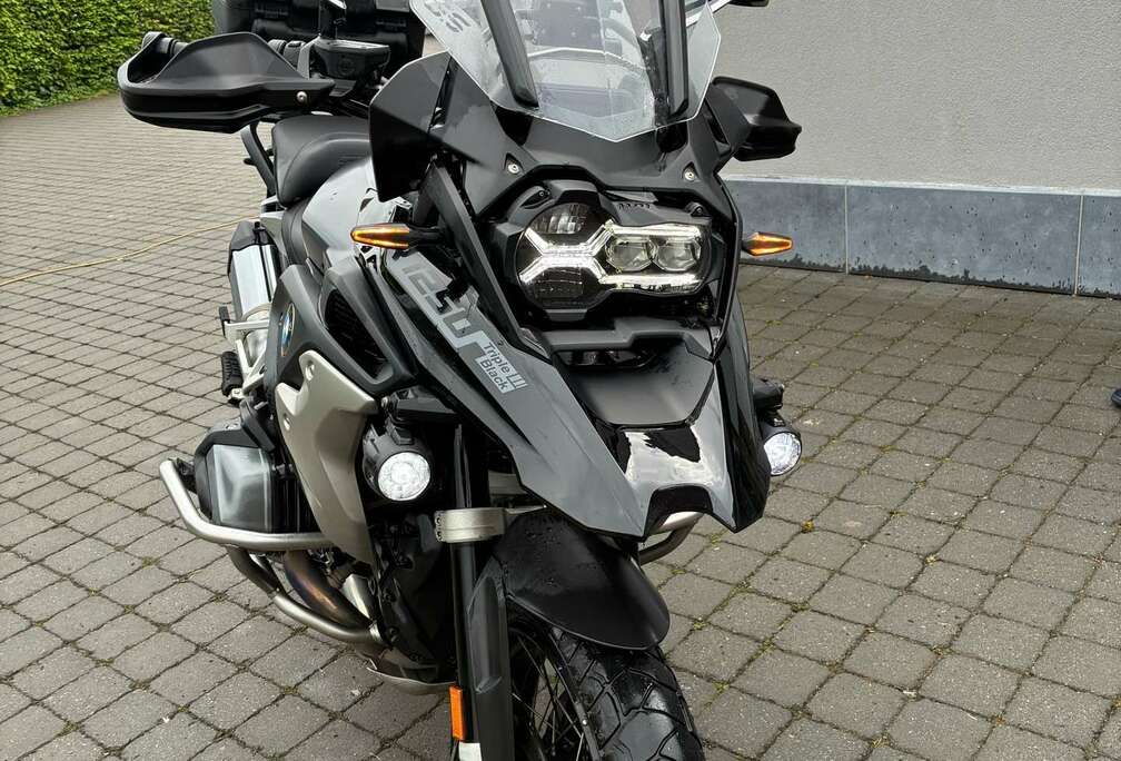 BMW triple black