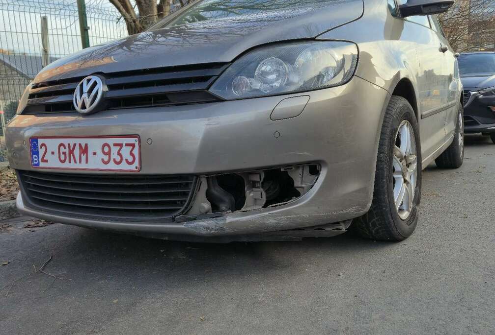 Volkswagen 1.6 légèrement accidenté.
