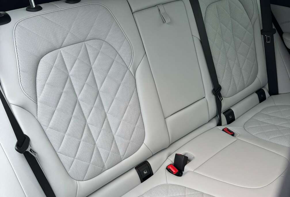 BMW X5 M50i (btw wagen )