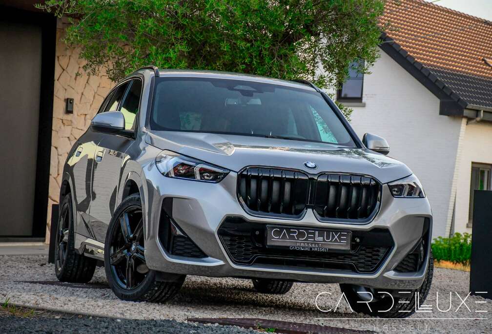 BMW X1 1.5iA   SPACEGREY  M PACK !!!! CAMERA / GETINTE RUITEN / KEYLESS / LED