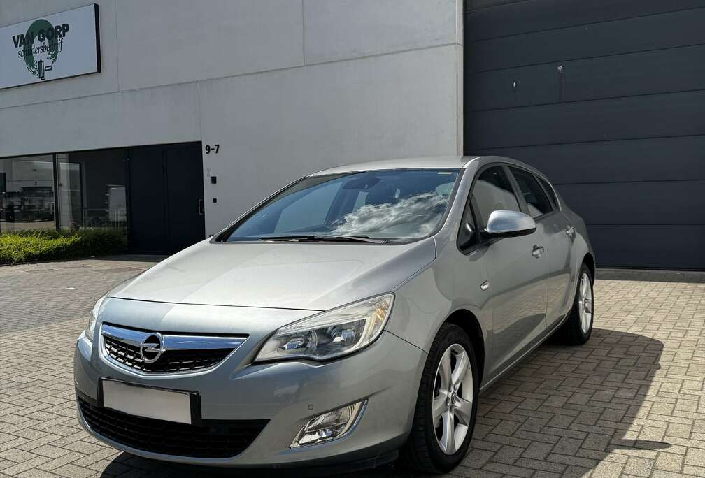 Opel 1.6 Automatiek Navi/Sensoren/Trekhaak/CruiseC