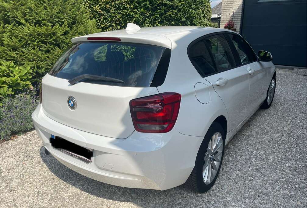 BMW 114i Checkered Flag