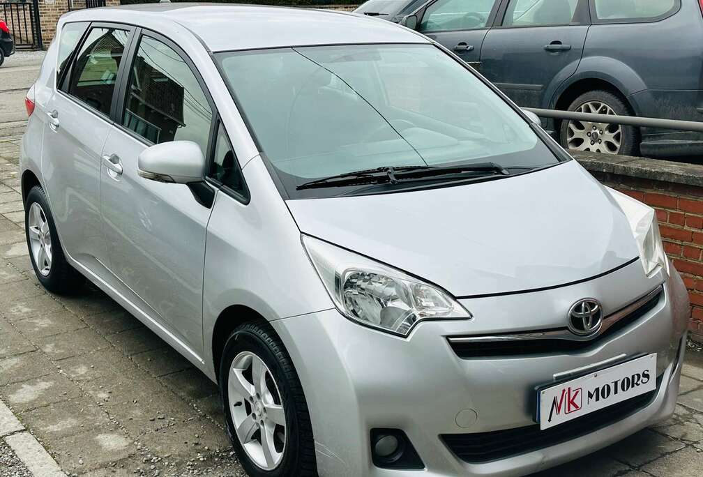 Toyota 1.33i ESSENCE AIRCO GPS EURO5