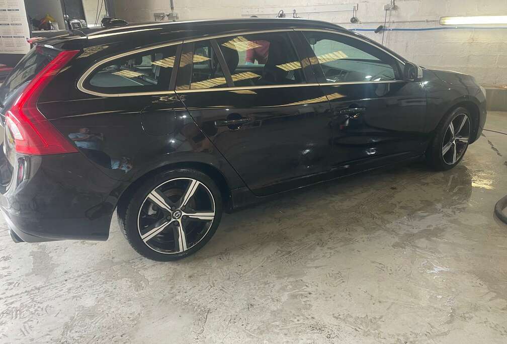 Volvo V60 2.0 D2 Momentum R-Design