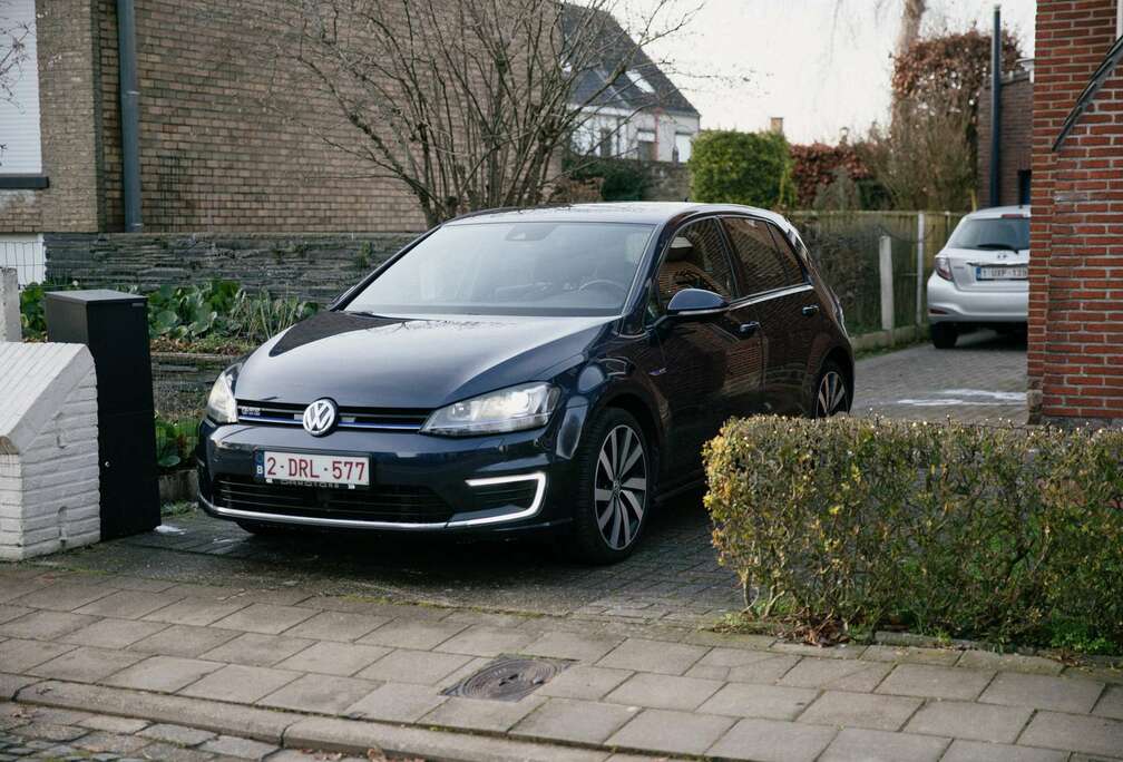 Volkswagen SPORTIEVE GOLF GTE MET NIEUWE BANDEN