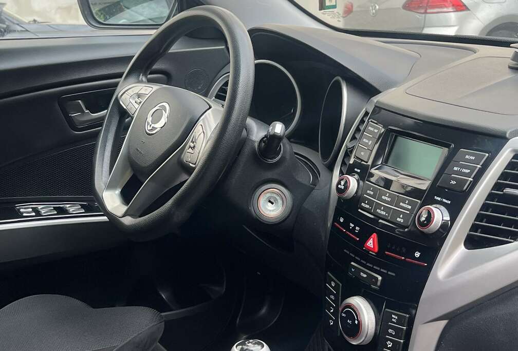 SsangYong 1.6i e-XGi 4WD Crystal