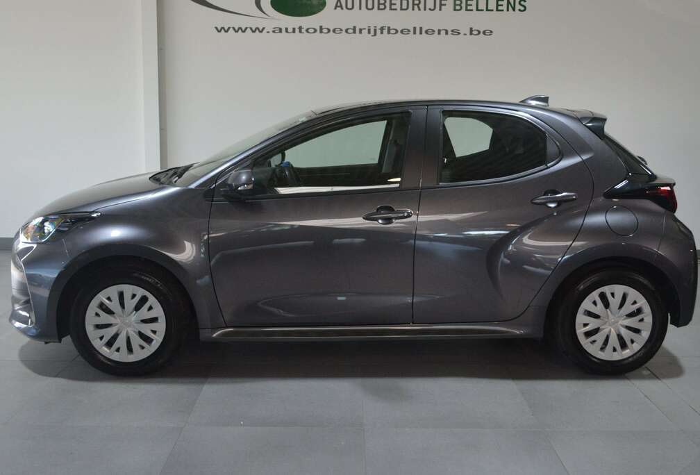 Toyota 1.5i VVT-i Hybrid E-CVT  /  NAVI + CAM / 8.800 KM