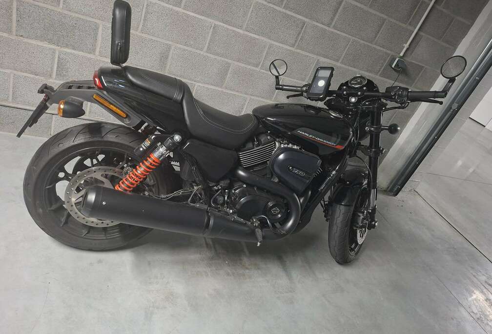 sissys bar et un bot Vance&hines