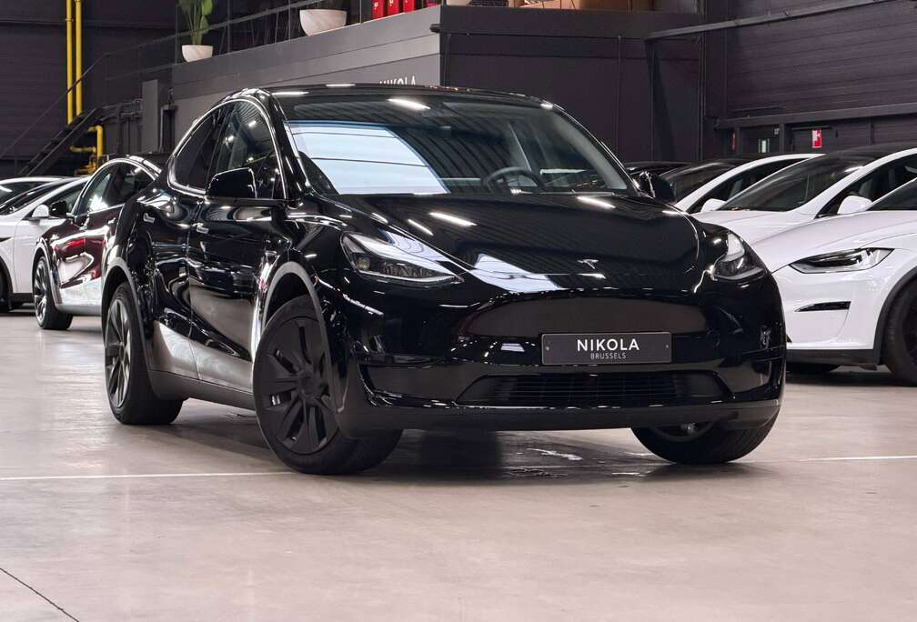 Tesla REAR WHEEL DRIVE - FULL BLACK - AUTOPILOT ACTIVE