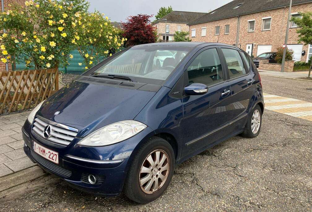 Mercedes-Benz Motor Kapot