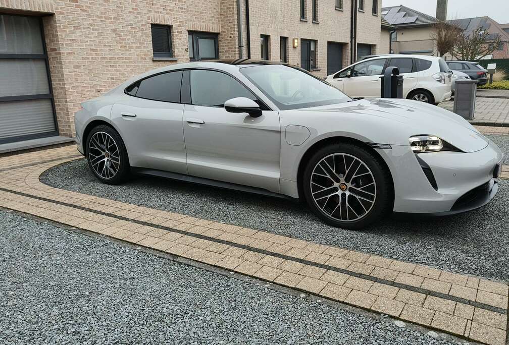 Porsche Taycan 93.4 kWh Taycan