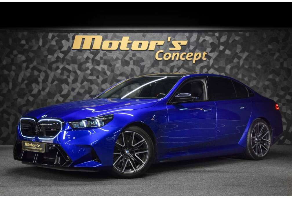 BMW G90 Marina Bay Blue Metallic