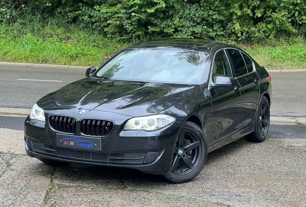 BMW 523i essence 2996CC Toit ouvrant AUTOMATIQUE cuir